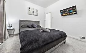 Bromley 2 Bed House With Free Parking, 30 Mins To Central London, Sleeps 6